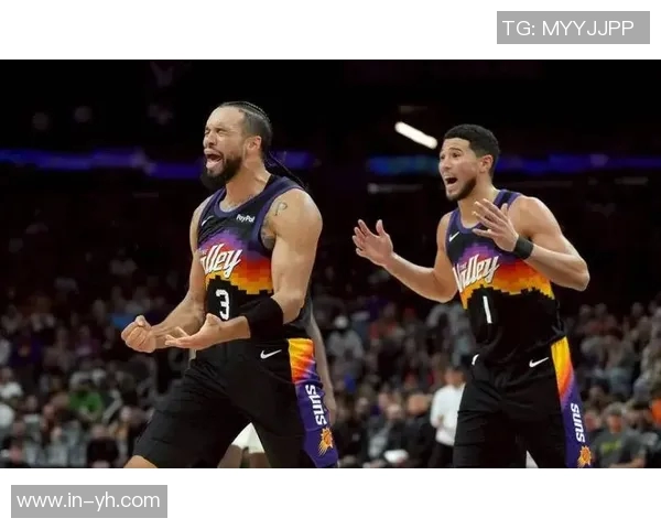 布克半场表现出色11投5中斩获15分三分球命中率高达50 布克半场表现出色11投5中斩获15分三分球命中率高达50